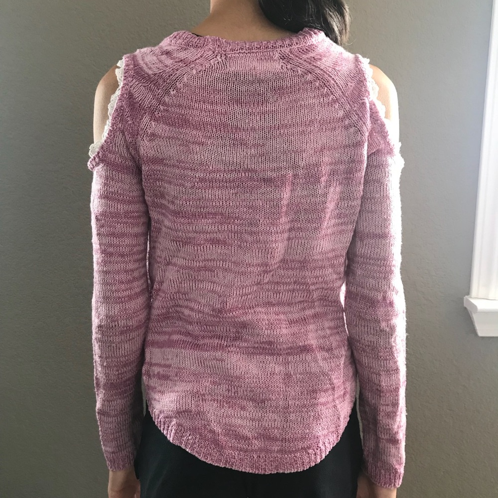 Cold shoulder light purple knit long sleeve shirt.